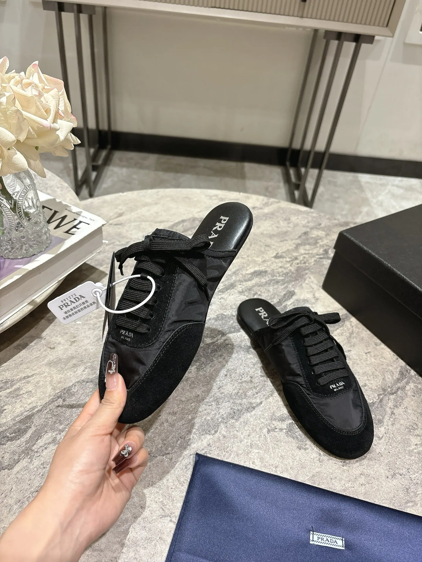 👟👟Ex-factory price 502👟👟 Prada Prada spring and summer show thin-soled moral training shoes for women. The 25ss show style item with the highest export rate. The suede upper has a texture, and the inner sheepskin is wrapped. It is soft and waxy. The insole is thickened with lambskin. It is extremely comfortable to step on, has a sense of support, and feels well wrapped. The shoe shape is full of wrapping, light, easy to wear and practical, a casual shoe, original molded rubber outsole Size: 35-39 (40 41 customized, non-refundable)